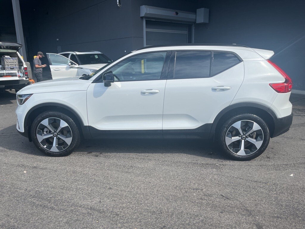 2025 Volvo XC40 Plus photo 3