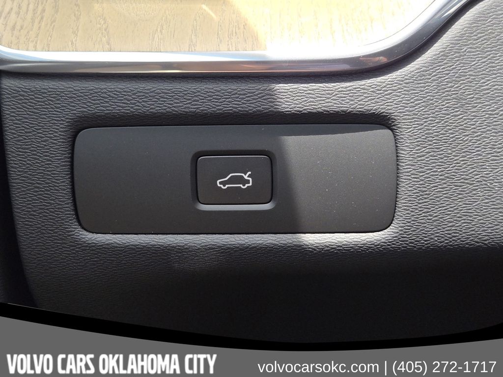 2026 Volvo XC60 Plus - Photo 23