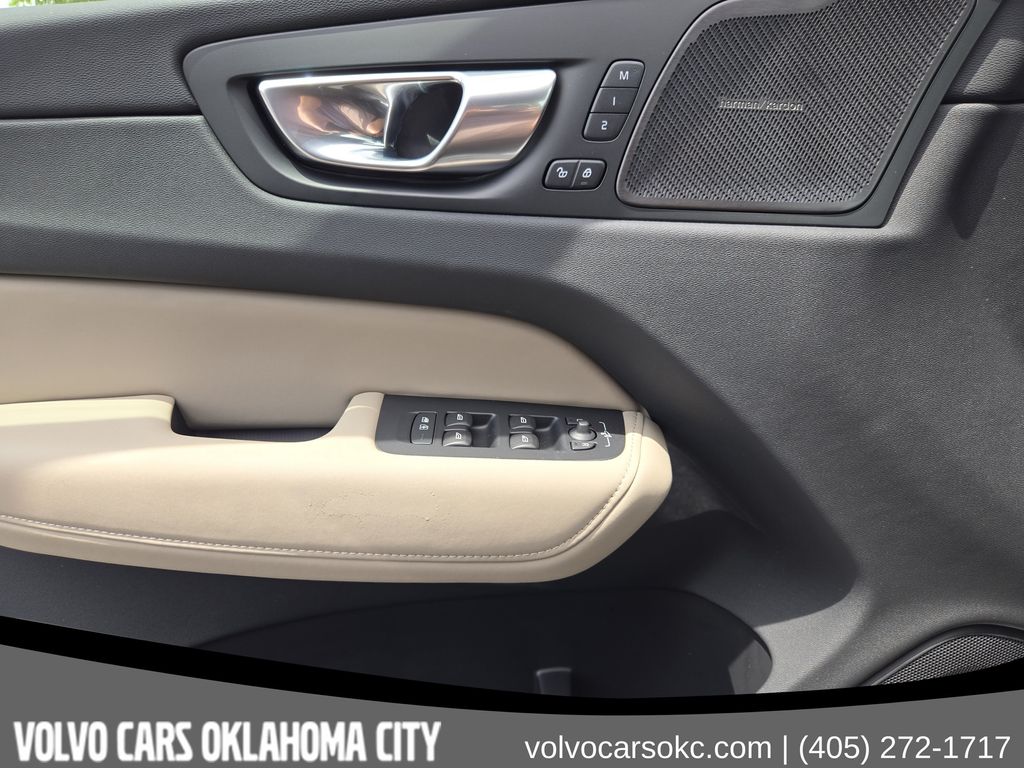 2026 Volvo XC60 Plus - Photo 24