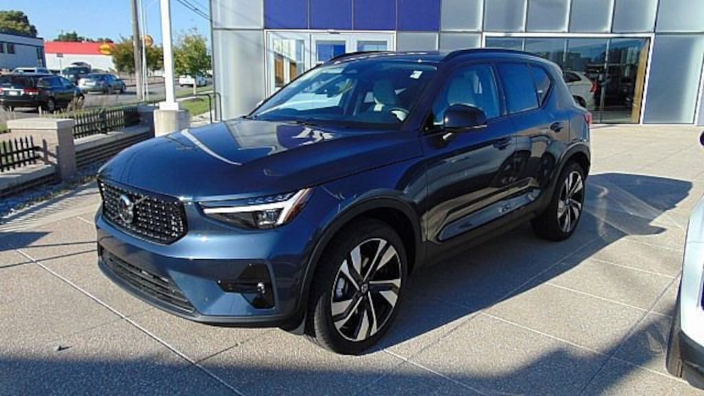New 2026 Volvo XC40 B5 Ultra SUV