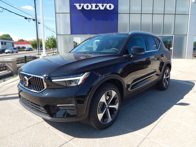 2025 Volvo XC40 B5 Core Bright Theme