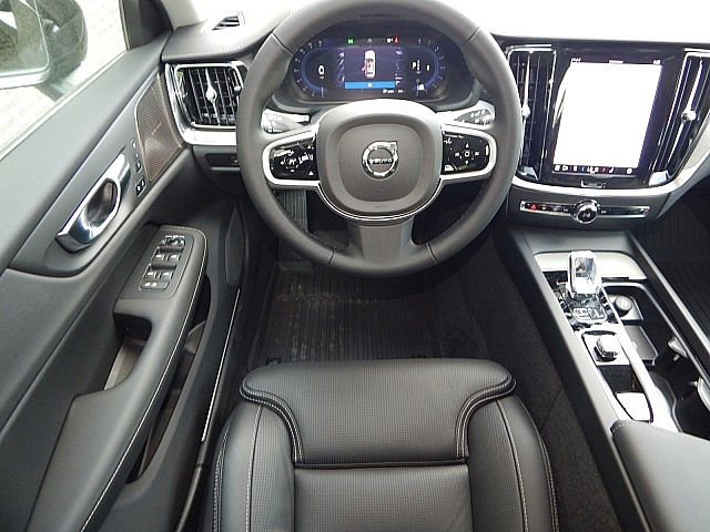 2025 Volvo V60 Cross Country B5 photo 3