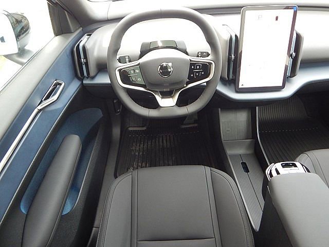 2025 Volvo EX30 Plus photo 3