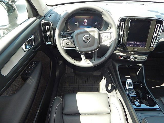2026 Volvo XC40 Plus photo 2