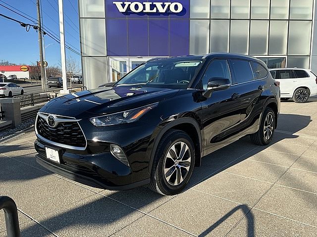 Used 2022 Toyota Highlander XLE with VIN 5TDHZRBH6NS172411 for sale in Kansas City