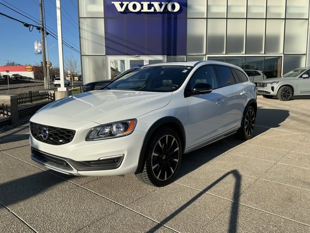 2017 Volvo V60 Base's photo