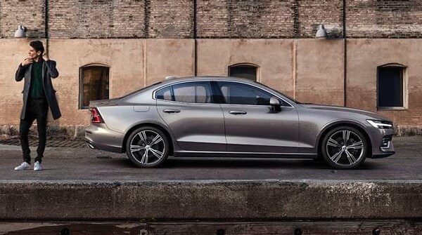 PremierVolvo_BlogArticleImages_600x335_Review2020S60_August.png