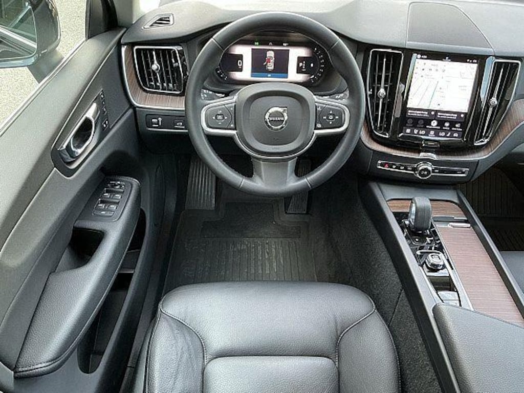 Certified 2022 Volvo XC60 Momentum SUV