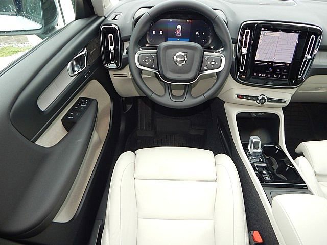 2026 Volvo XC40 photo 2