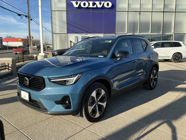 2025 Volvo XC40 B5 Plus Dark AWD's photo