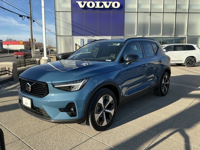 2025 Volvo XC40 Plus Dark Theme B5 AWD Plus Dark Theme