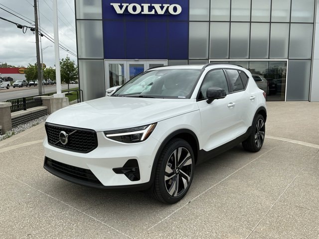 2026 Volvo XC40 B5 Plus Dark AWD's photo
