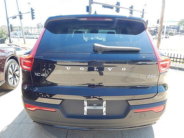 2026 Volvo XC40 Plus - Photo 6