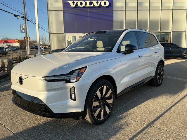 2025 Volvo EX90 Plus's photo