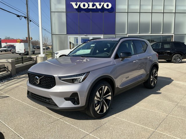2026 Volvo XC40 B5 Plus Dark AWD's photo