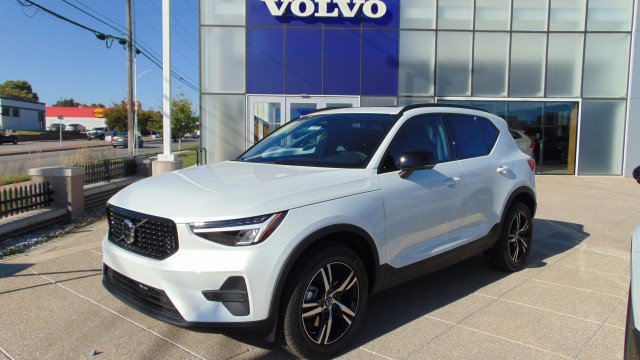 2026 Volvo XC40 Core's photo