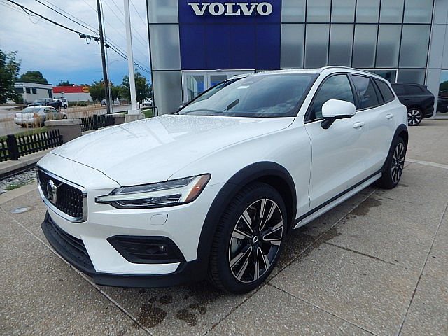 2026 Volvo V60 Cross Country B5 photo 2