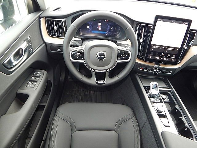 2026 Volvo XC60 B5 Plus photo 2