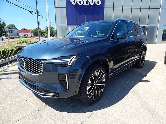 2026 Volvo XC90 B5 photo 2
