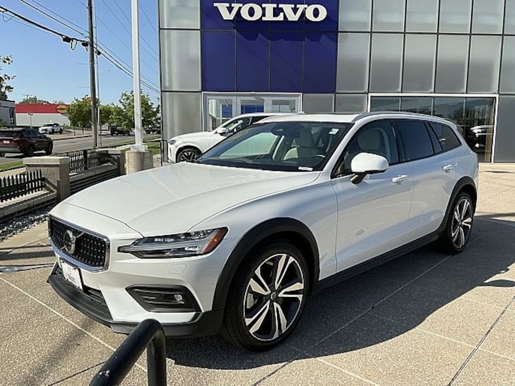 Certified 2025 Volvo V60 Cross Country Plus B5 AWD Plus