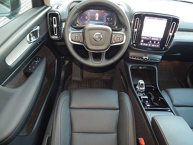 2026 Volvo XC40 Plus photo 2