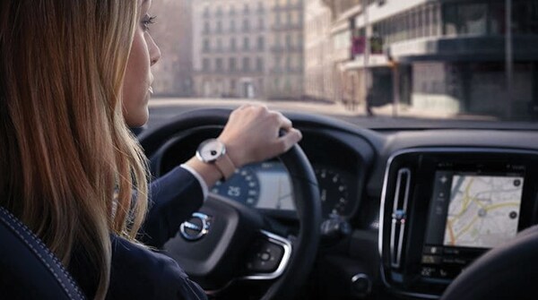 PremierVolvo_BlogArticleImages_600x335_reviewTech_August.png