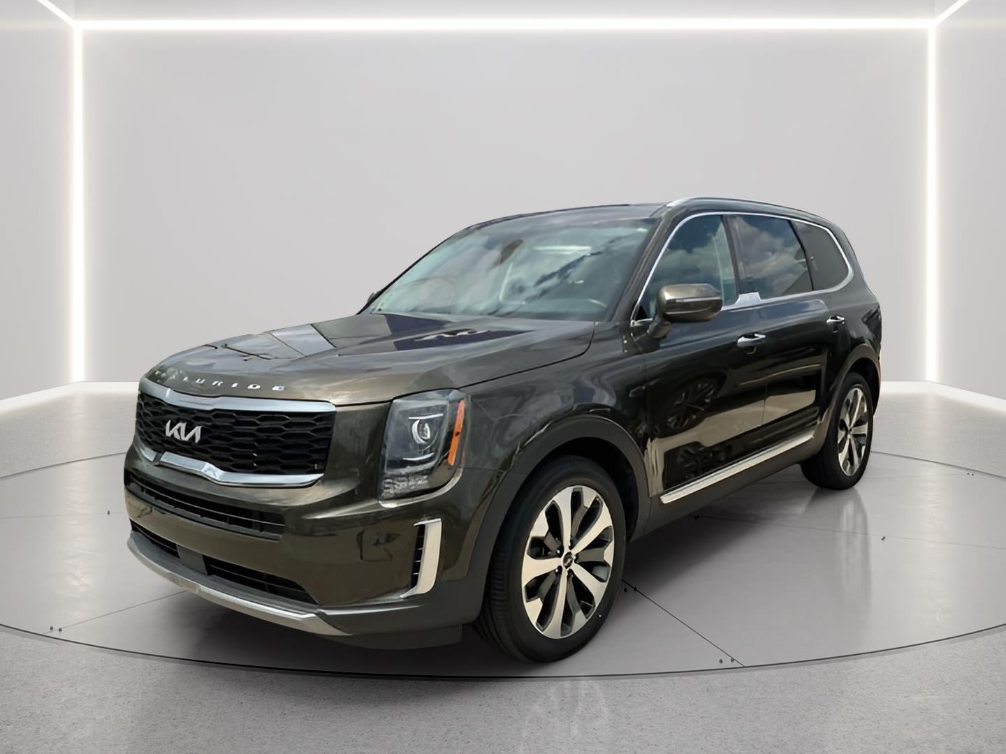 Used 2022 Kia Telluride S with VIN 5XYP6DHCXNG220895 for sale in Kansas City