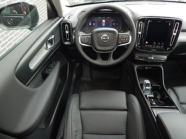 2026 Volvo XC40 Plus photo 2