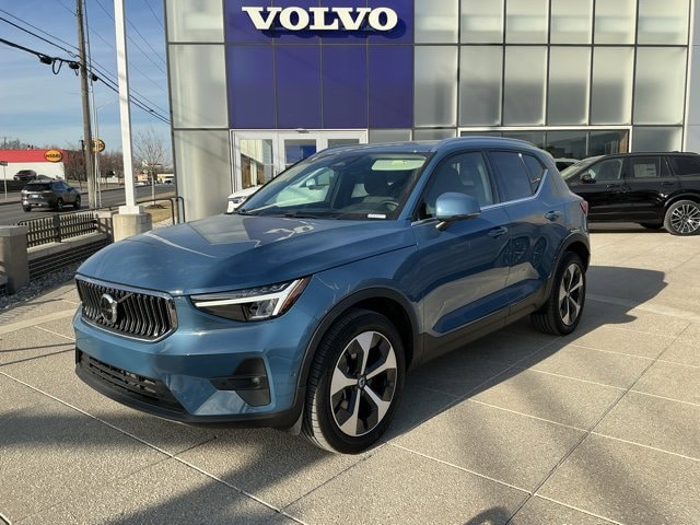 2025 Volvo XC40 Plus Bright Theme B5 AWD Plus Bright Theme