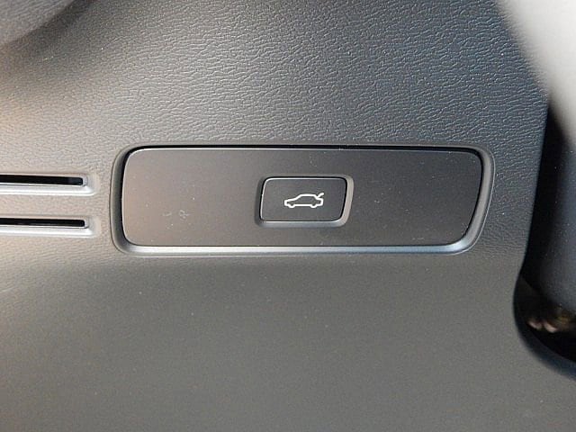 2026 Volvo XC40 Plus - Photo 16