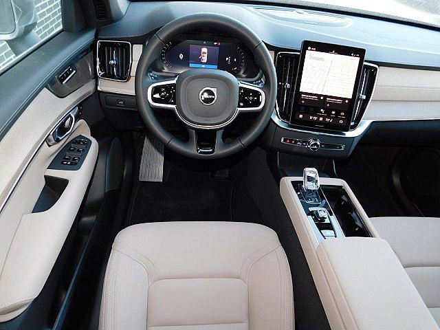 2026 Volvo XC90 Plus photo 2