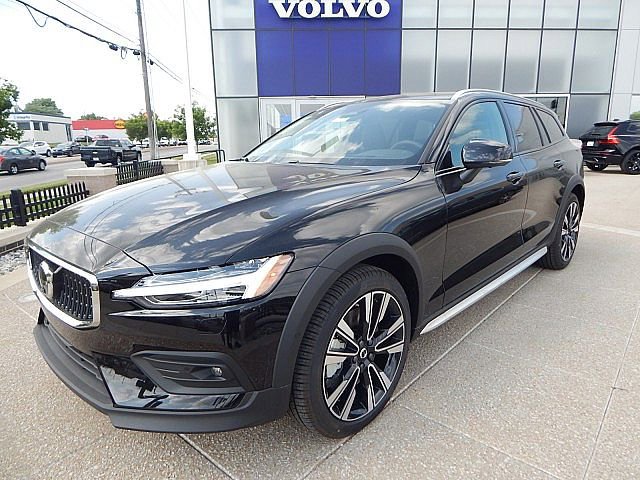 2025 Volvo V60 Cross Country B5 photo 2