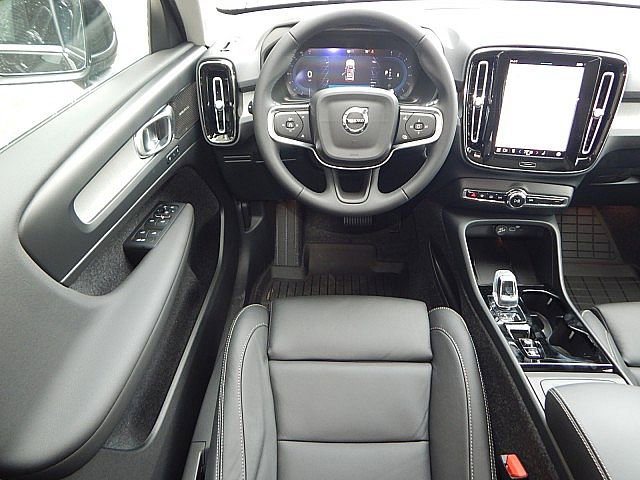 2025 Volvo XC40 photo 2
