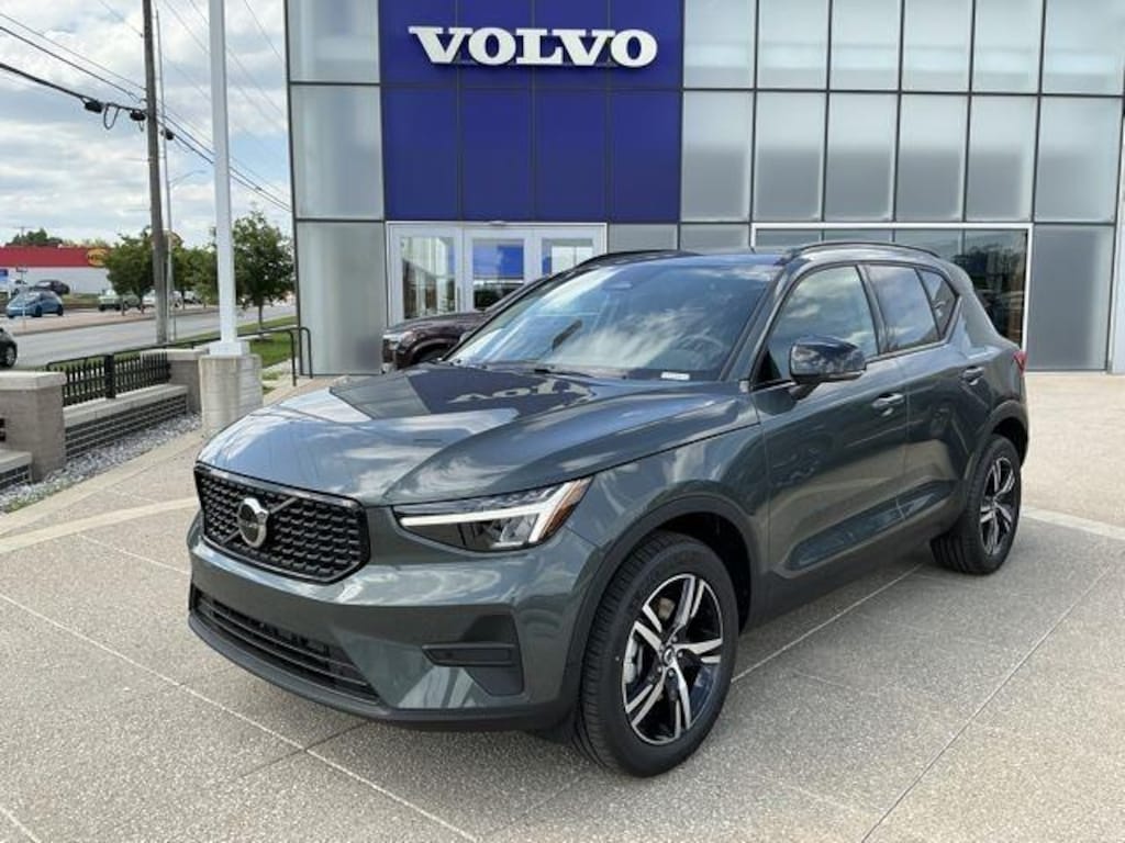 New 2026 Volvo XC40 B5 Core SUV