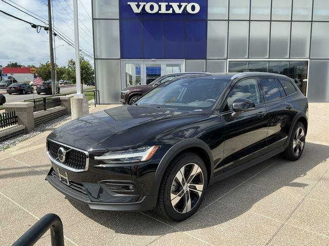 2026 Volvo V60 Cross Country B5 Plus AWD's photo