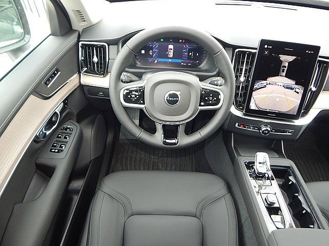 2026 Volvo XC90 Plus photo 2