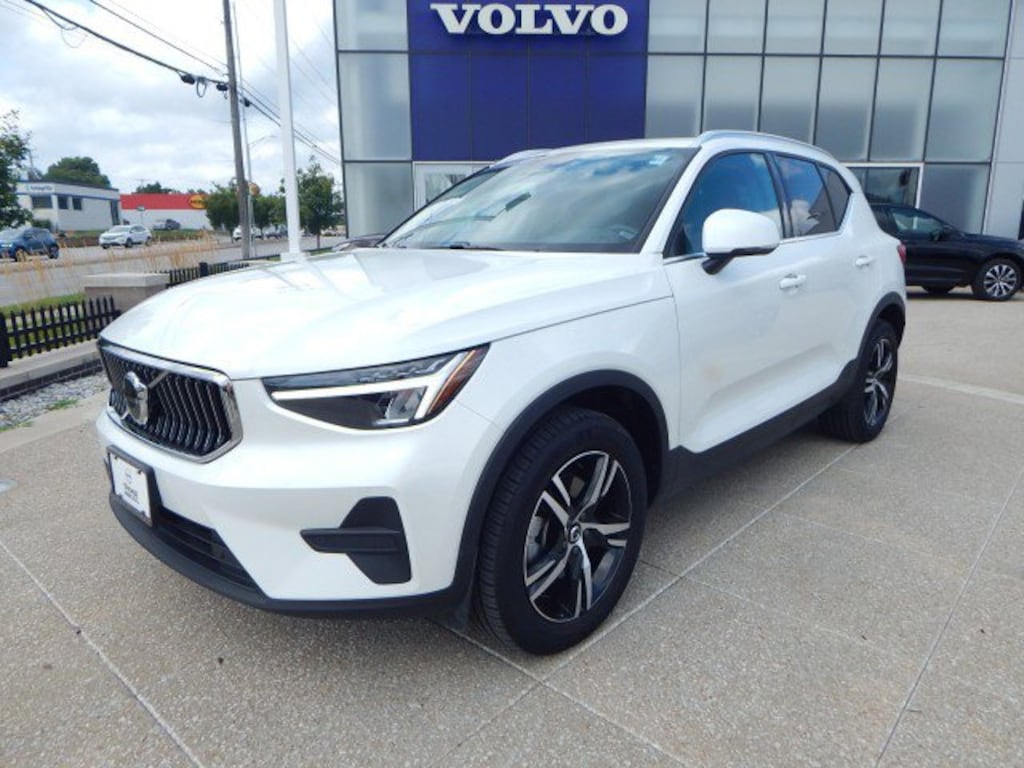 Certified 2025 Volvo XC40 Core Bright Theme B5 AWD Core Bright Theme