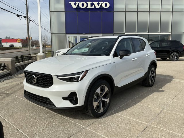 2026 Volvo XC40 B5 Plus Dark AWD's photo