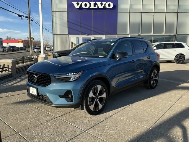 2025 Volvo XC40 Plus Dark Theme B5 AWD Plus Dark Theme