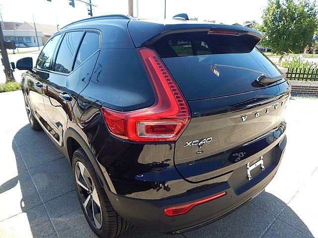 2026 Volvo XC40 Plus - Photo 8