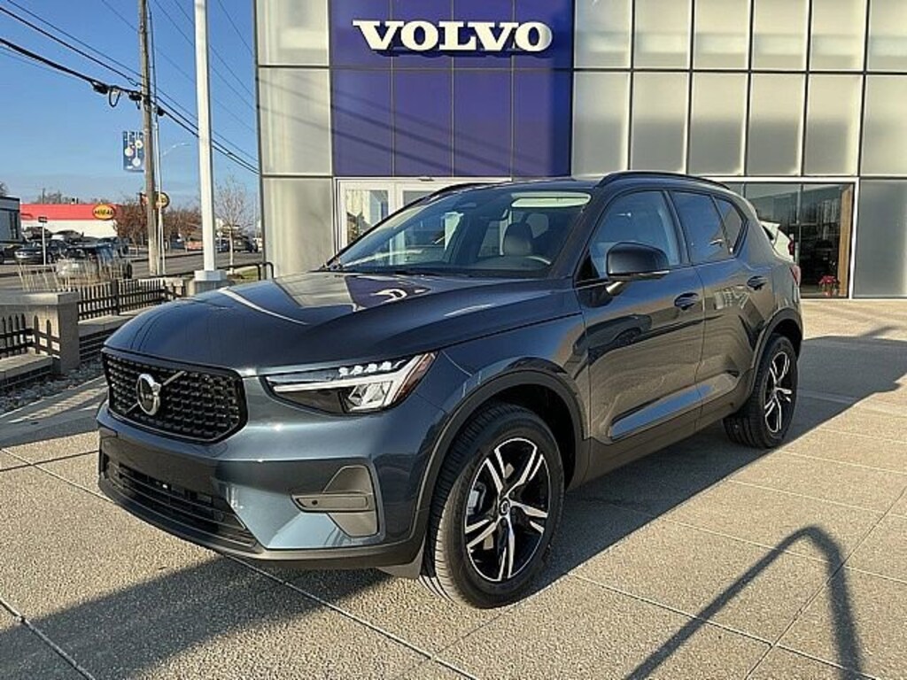 New 2026 Volvo XC40 B5 Core SUV