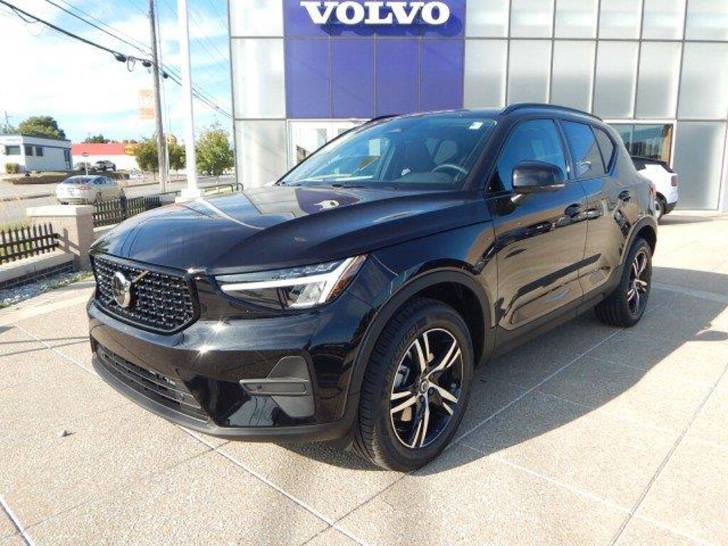 New 2026 Volvo XC40 B5 Core SUV