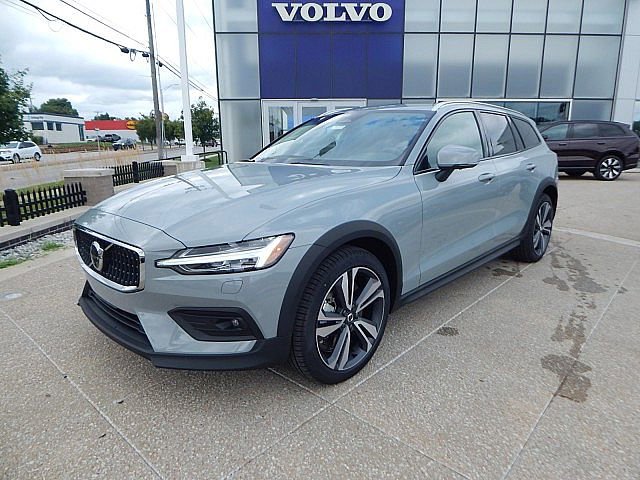 2026 Volvo V60 Cross Country B5 Plus photo 2