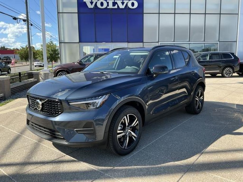 New 2026 Volvo XC40 B5 Core SUV