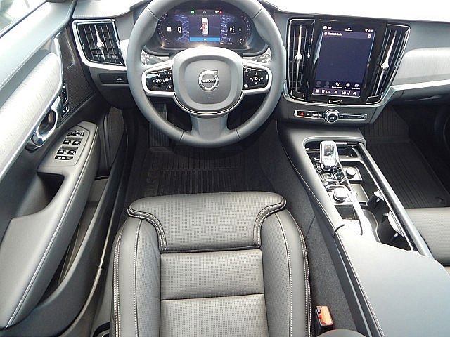 2026 Volvo V90 Cross Country B6 photo 2