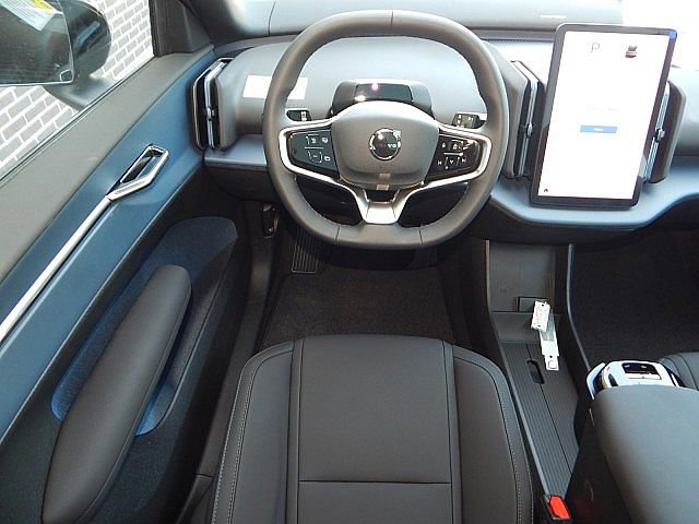 2025 Volvo EX30 Plus photo 2