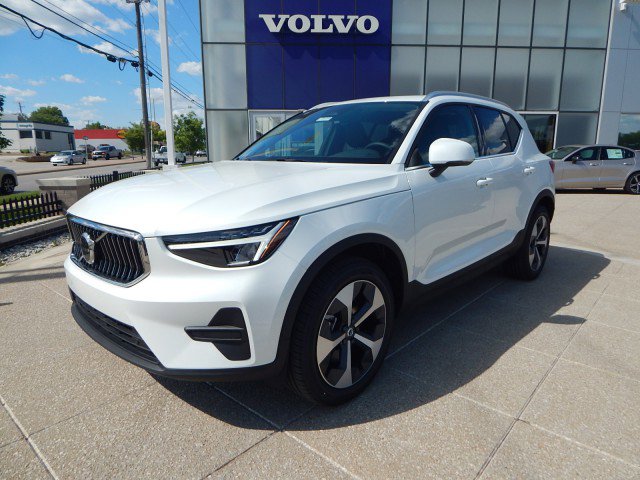 2025 Volvo XC40 B5 Core Bright Theme