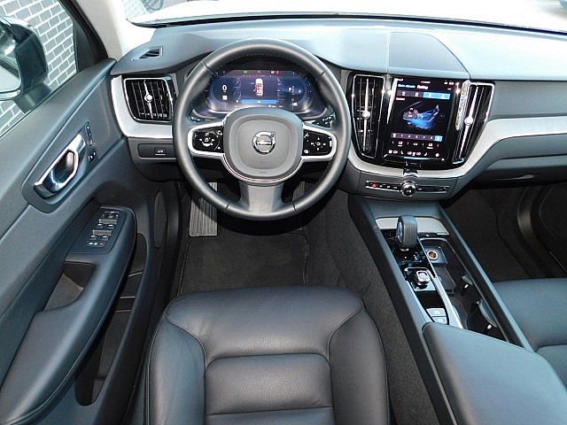 2025 Volvo XC60 B5 Plus photo 2