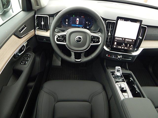 2025 Volvo XC90 B5 Core photo 3