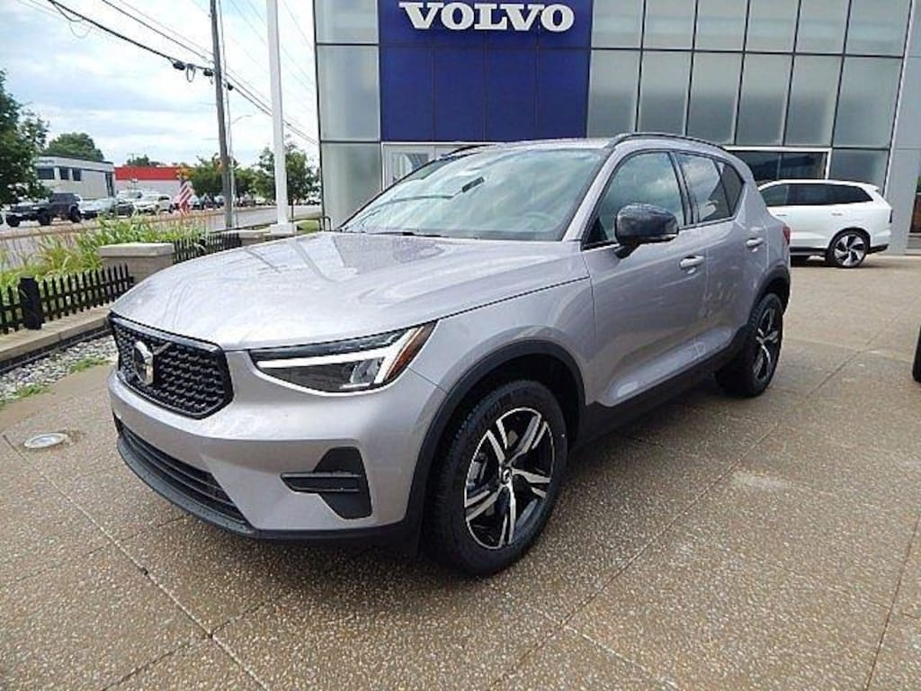 New 2026 Volvo XC40 B5 Core SUV